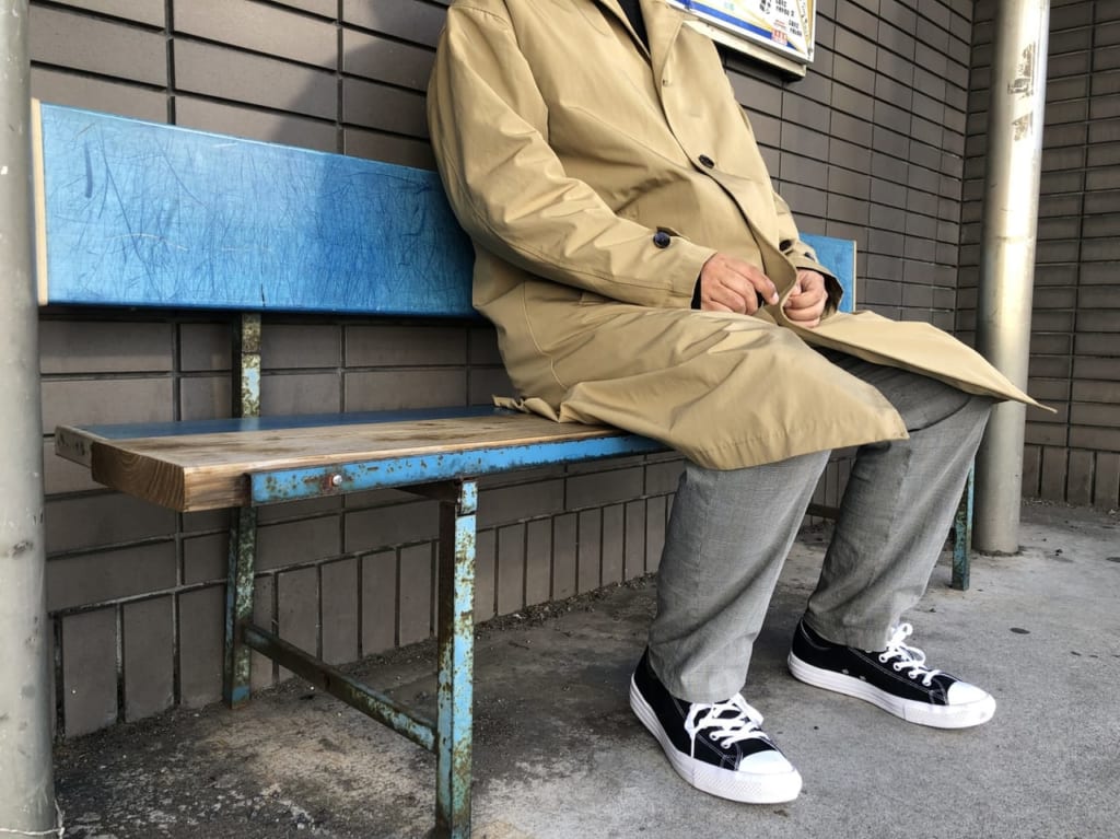 バス停で待つ人の写真