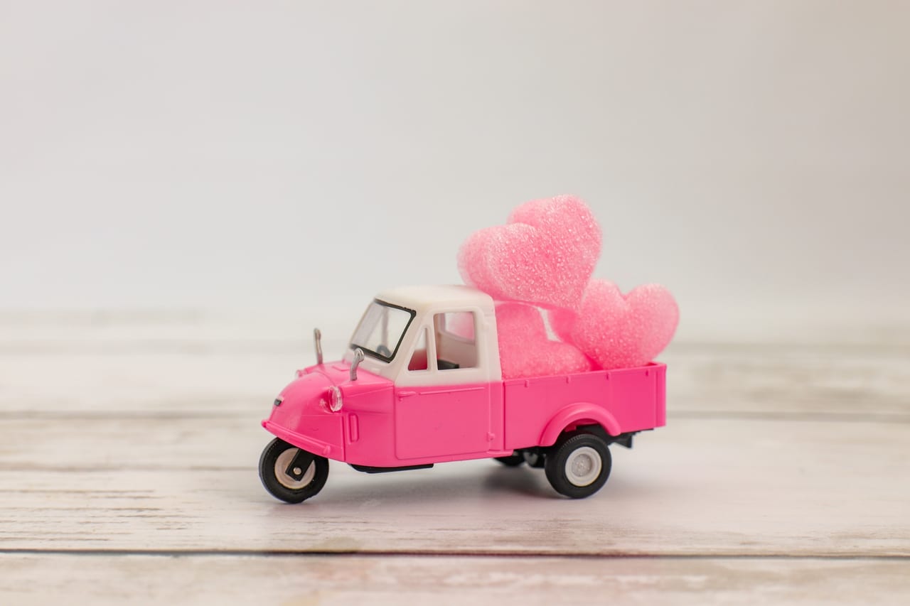 ピンクの車のおもちゃ