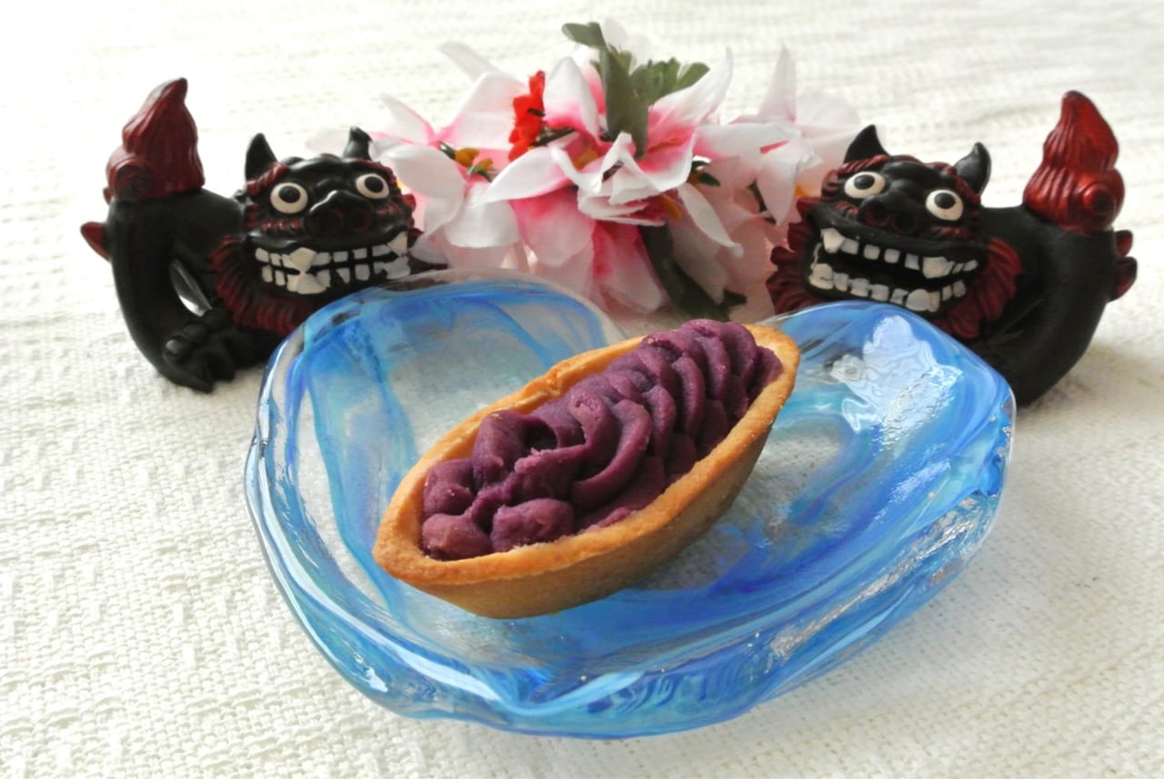 紅芋タルトと沖縄シーサーの写真