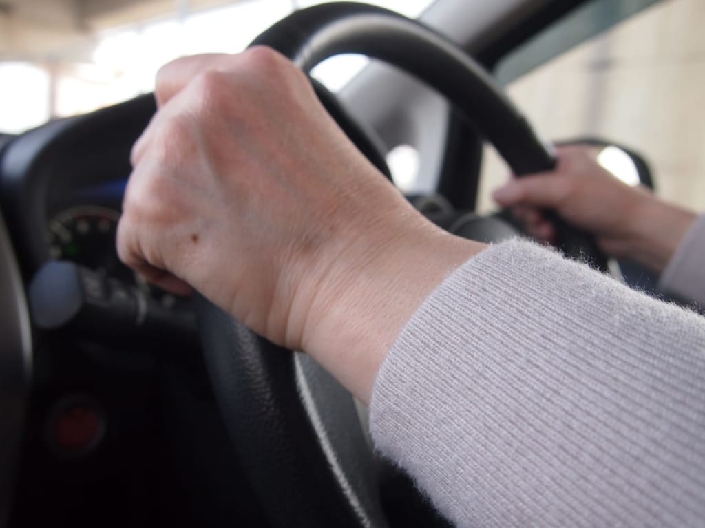 車を運転する女性