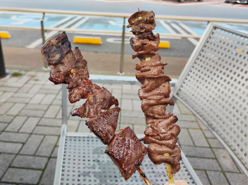 中野九十精肉店の牛タン串と牛串