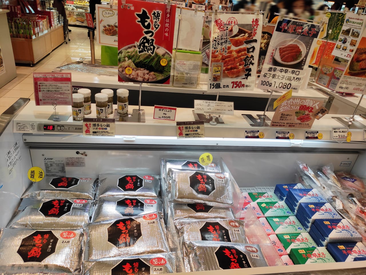 海老名サービスエリアで開催中の大九州物産展で商品が並ぶ様子