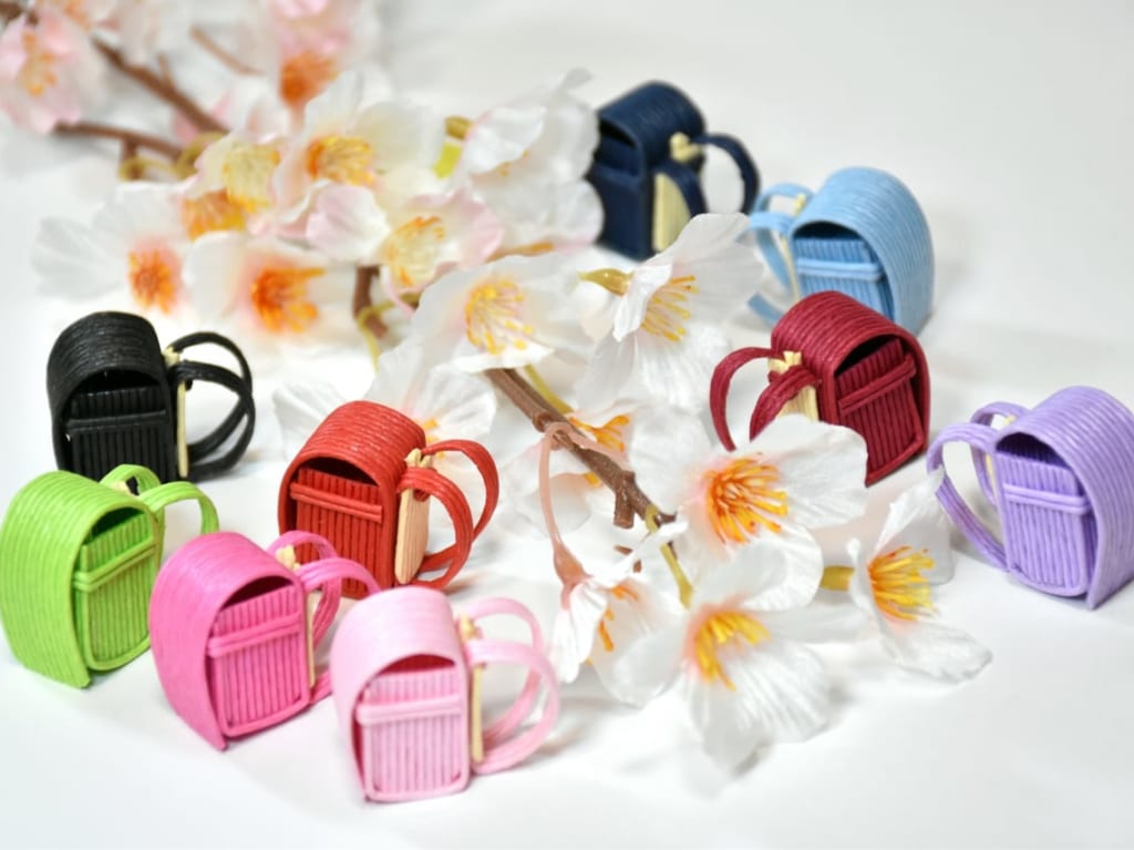 カラフルなランドセルと桜の写真