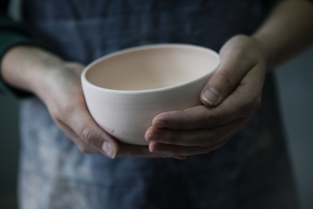 陶器を作る人の手と陶器