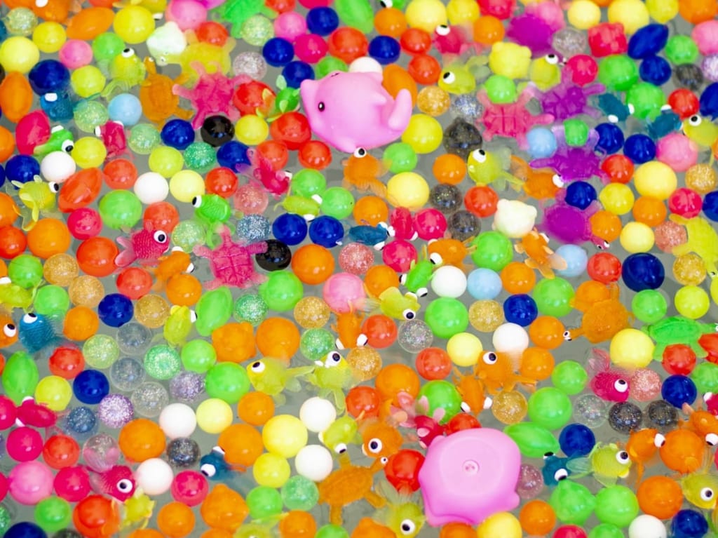 カラフルなスーパーボールすくいの写真