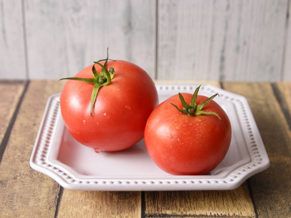 トマトがお皿にのっている写真