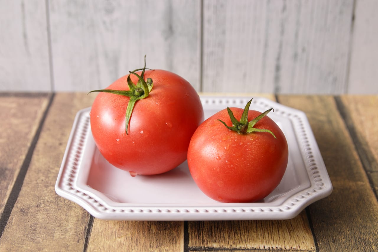 トマトがお皿にのっている写真