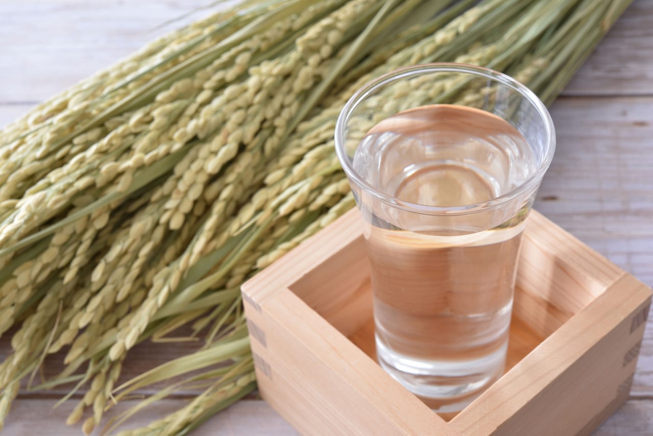 日本酒と稲の写真