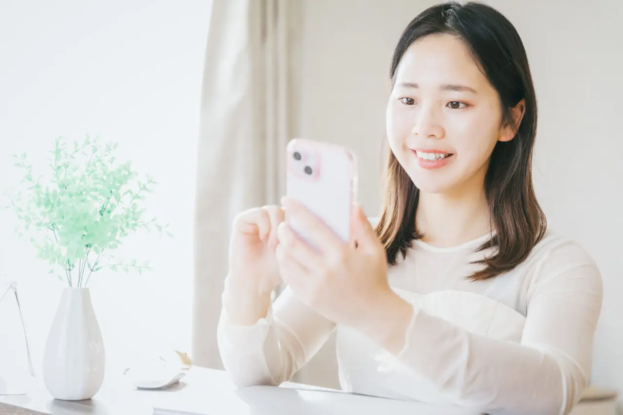 スマホ操作する女性