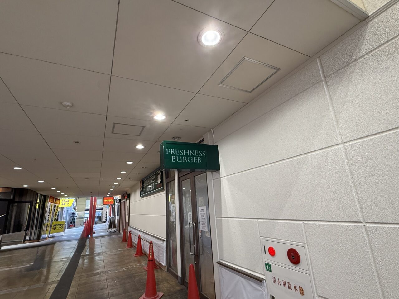 海老名市ビナウォーク５番館１階のフレッシュネスバーガー、リニューアルオープン工事中