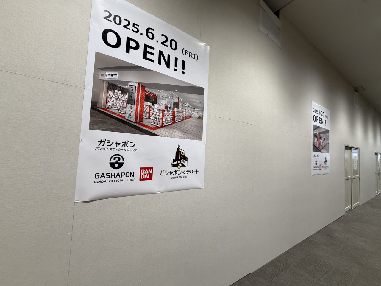 - ガシャポンのデパートの改装に伴う休業日と再開日を伝える告知ポスター（ららぽーと海老名・2025年6月）