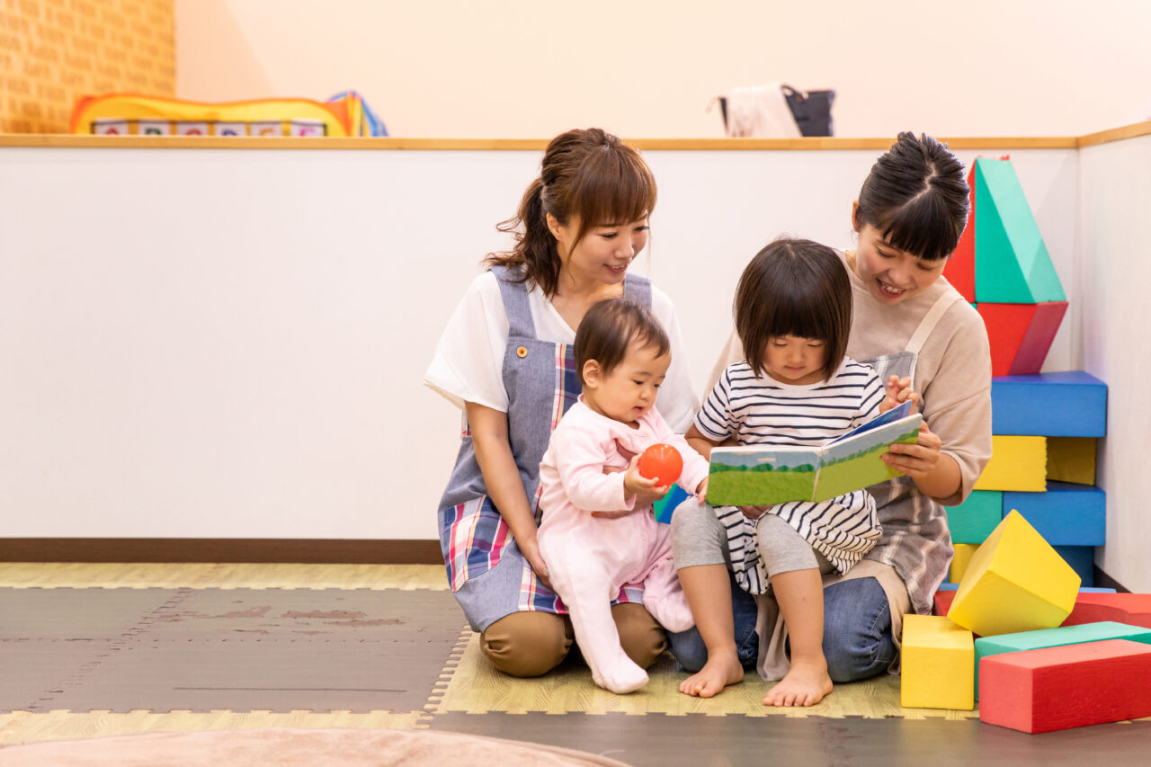 本を読む親子