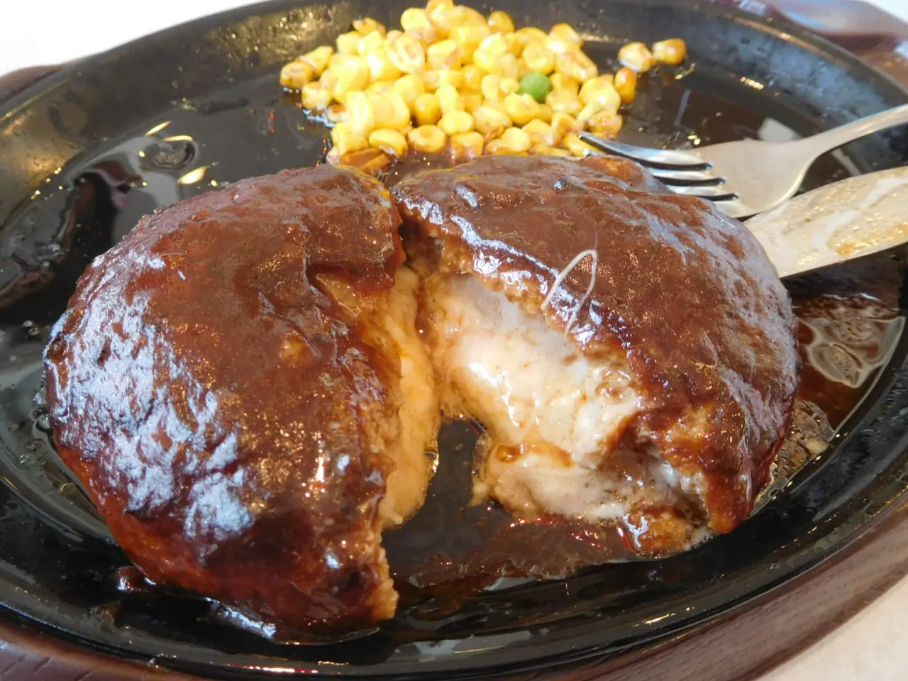 肉汁溢れるハンバーグ