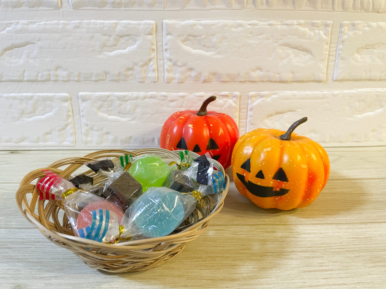 ハロウィン「トリック オア トリート」のお菓子のイメージ
