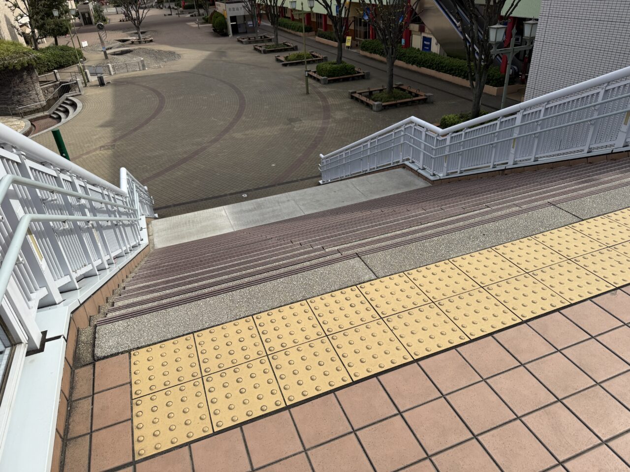 海老名駅自由通路から見た階段