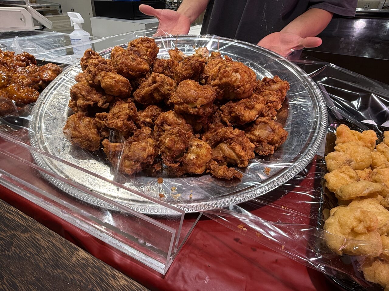 銀皿に山盛りになった特大サイズの唐揚げ