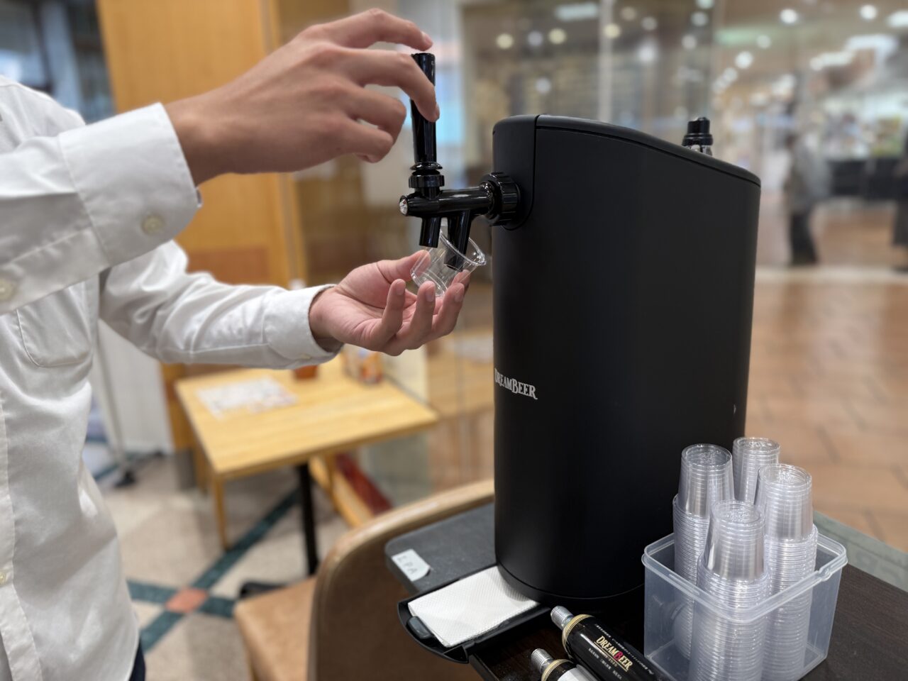 サーバーから実際にクラフトビールを注ぐ試飲体験