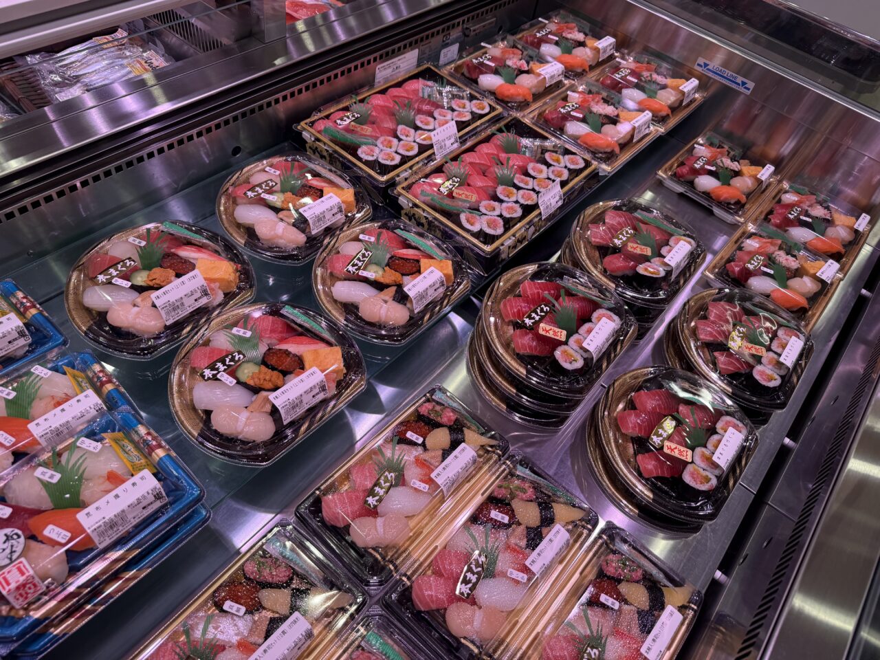 東信水産 海老名マルイ店の寿司コーナー。新鮮な本まぐろや握り寿司が並ぶショーケース