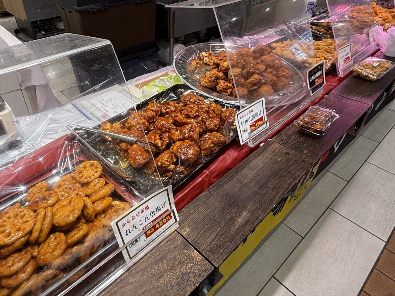 店舗のカウンターにずらりと並んだ揚げ物惣菜