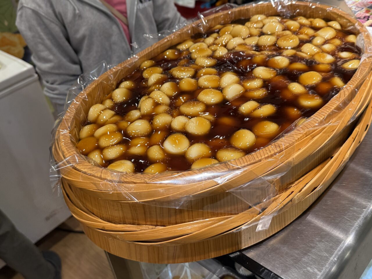 木桶にたっぷり入ったどっぷりみたらしだんご