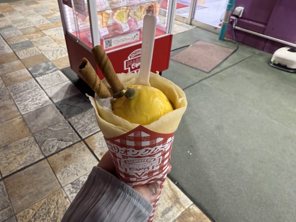 「かぼちゃスペシャル」クレープ実物。かぼちゃアイスとホイップがのった秋限定スイーツ