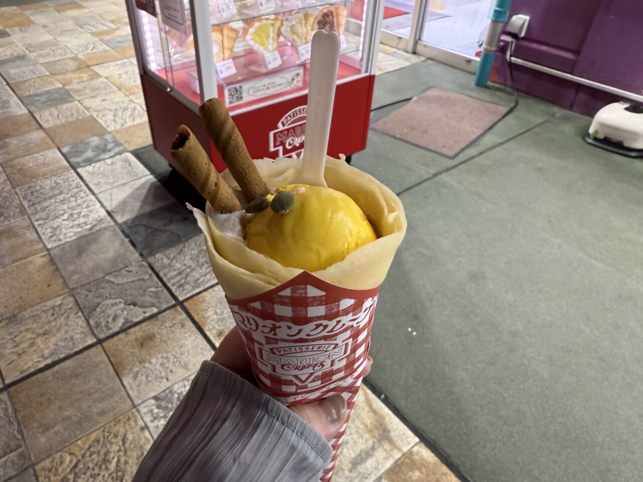「かぼちゃスペシャル」クレープ実物。かぼちゃアイスとホイップがのった秋限定スイーツ