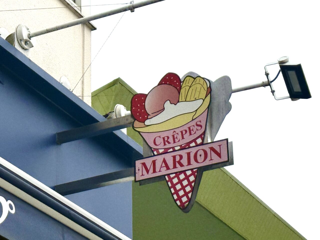 「MARION CRÊPES」店頭のロゴサイン