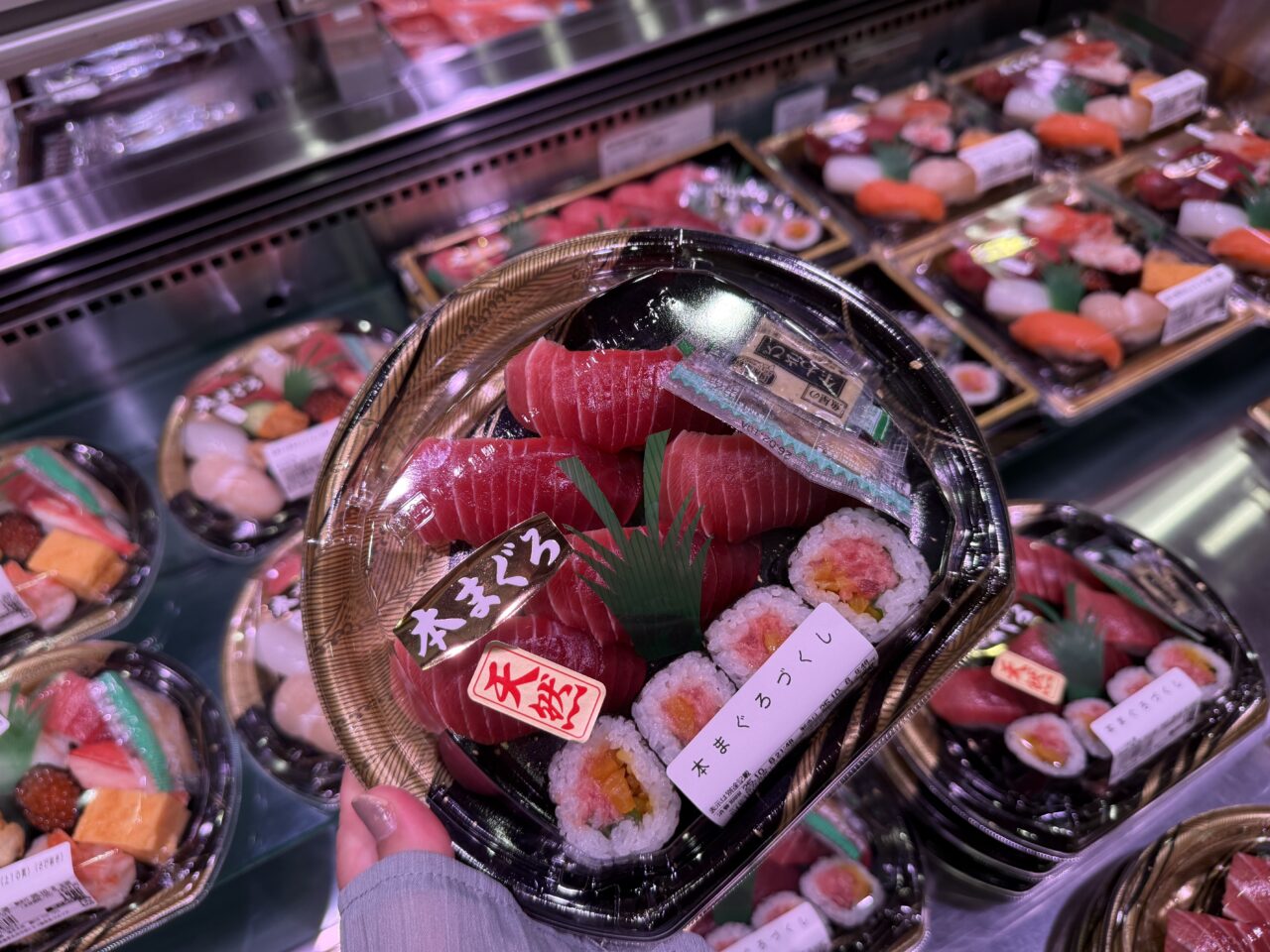 東信水産の人気商品「本まぐろづくし」寿司パック。赤身や中トロのネタが並ぶ