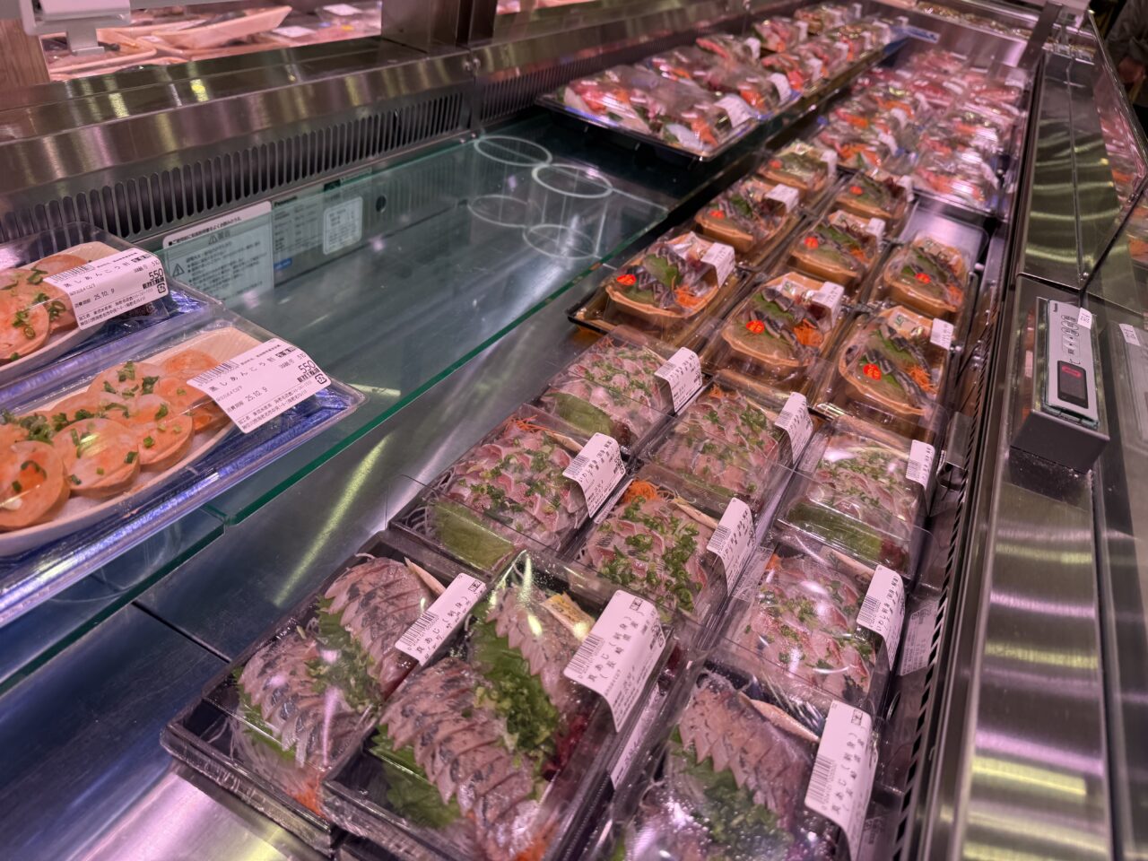 東信水産 海老名マルイ店の刺身コーナー。かつおやあじの刺身パックが並ぶ