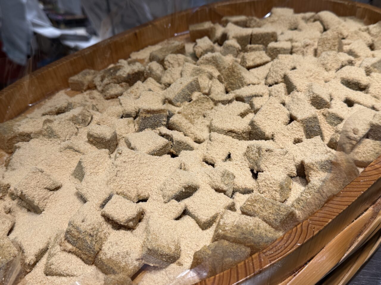 木桶にたっぷり入ったとろけるわらび餅