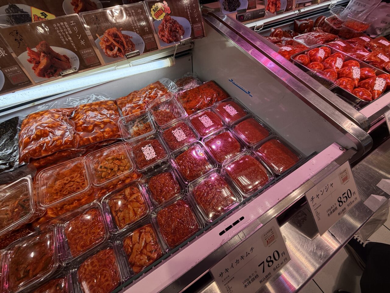 種類豊富なキムチが並ぶ天平フーズのショーケース全体