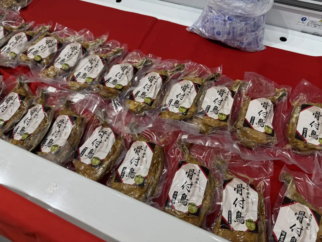 ひなどり・おやどりが並ぶ骨付鳥の店頭ショーケース