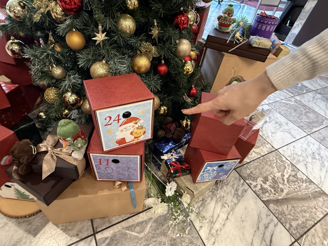 24日の数字が描かれたアドベントボックスを指差す様子