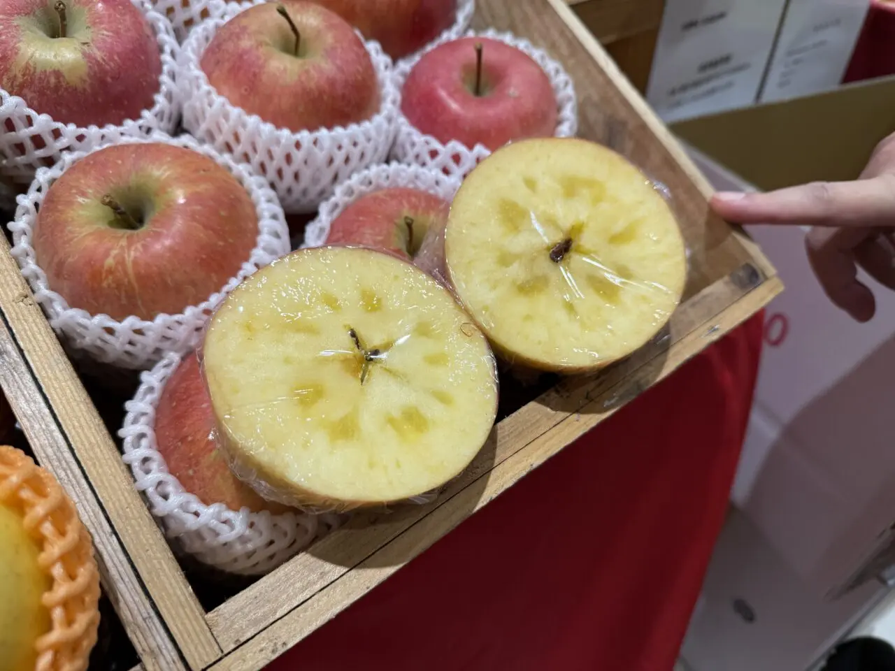 坂本健商店で販売されている蜜入りりんごの断面。果肉が黄金色に輝く。