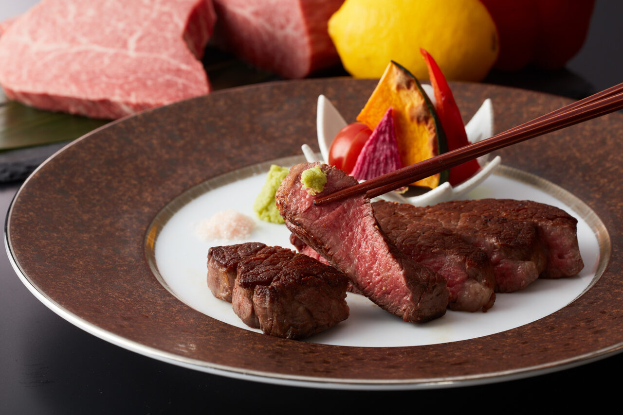 コース一例：【和の空間で過ごす】
日本料理「四季」で味わう、大人のための米沢牛クリスマスコース

館内の日本料理「四季」では、上質な米沢牛をステーキやフィレステーキで堪能できる特別コースを提供中。赤身と脂のバランスが絶妙な米沢牛を、和食の技で上品に仕上げたメニューは、まさに大人のためのご褒美ディナー。

落ち着いた和の空間で、目の前に広がる日本庭園を眺めながらいただくひとときは、特別感たっぷり。お料理に合わせて、乾杯ドリンクのサービスも用意されています。

【提供期間】2025年12月19日（金）〜25日（木）※22日（月）は休業

【予約】2名以上、事前予約制（シャトーブリアンコースは3日前まで）

【コース一例】
　・米沢牛シャトーブリアンコース
　・米沢牛フィレステーキコース
　