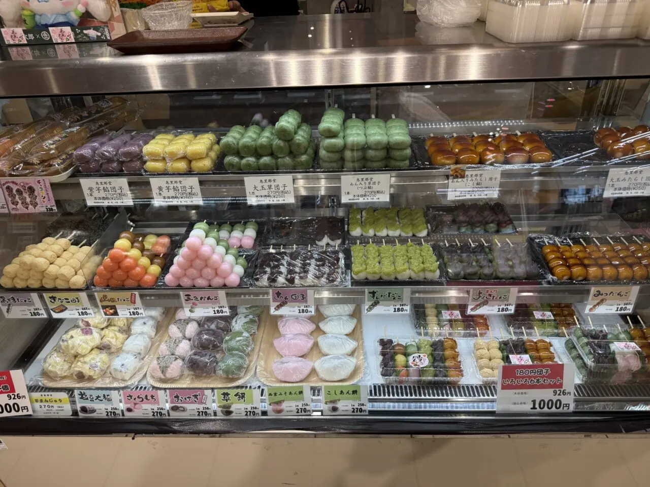 恵里那堂の団子が並ぶショーケース/海老名マルイ
