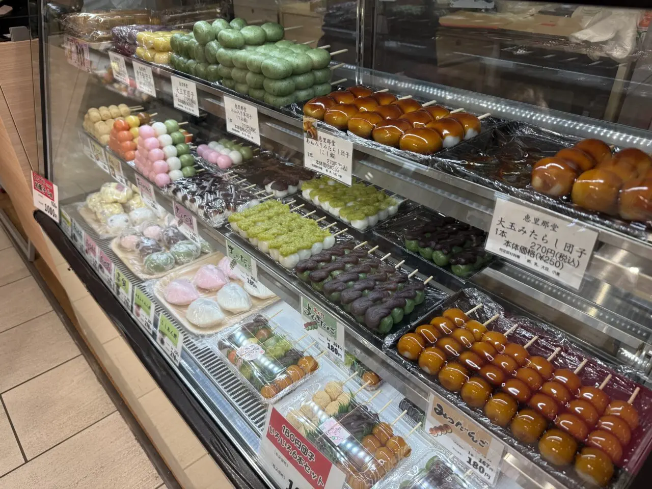 恵里那堂の団子が並ぶショーケース/海老名マルイ