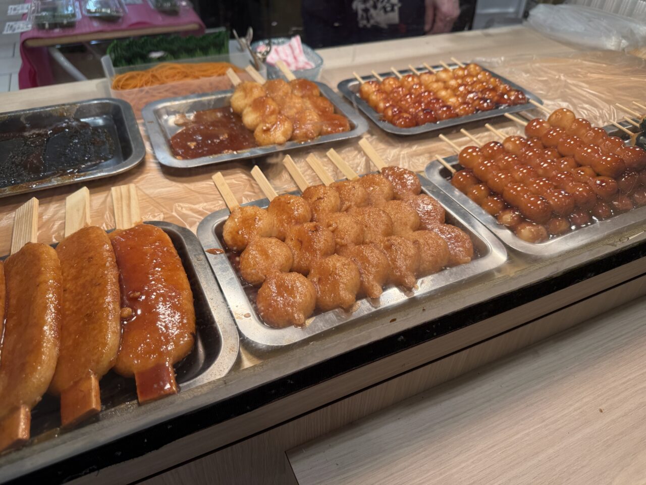 五平餅と焼き団子が並ぶ販売台/恵里那堂