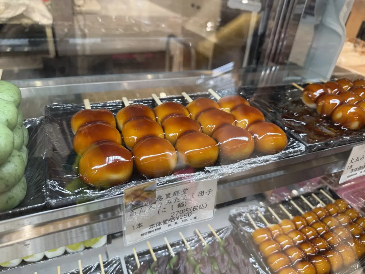 焼きたてのみたらし団子をトレーで提供する様子