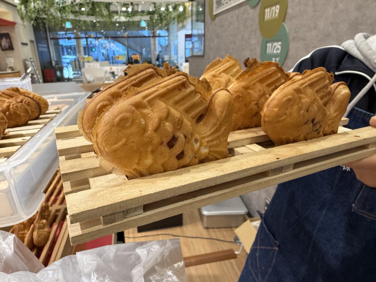 焼きたてのたい焼きが木製トレーに並んでいる様子