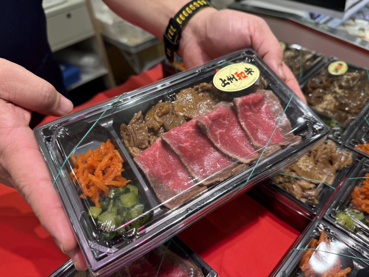 堀口肉店の「2種合盛り弁当」。上州黒毛和牛のローストビーフと焼肉が一度に楽しめる贅沢な内容。