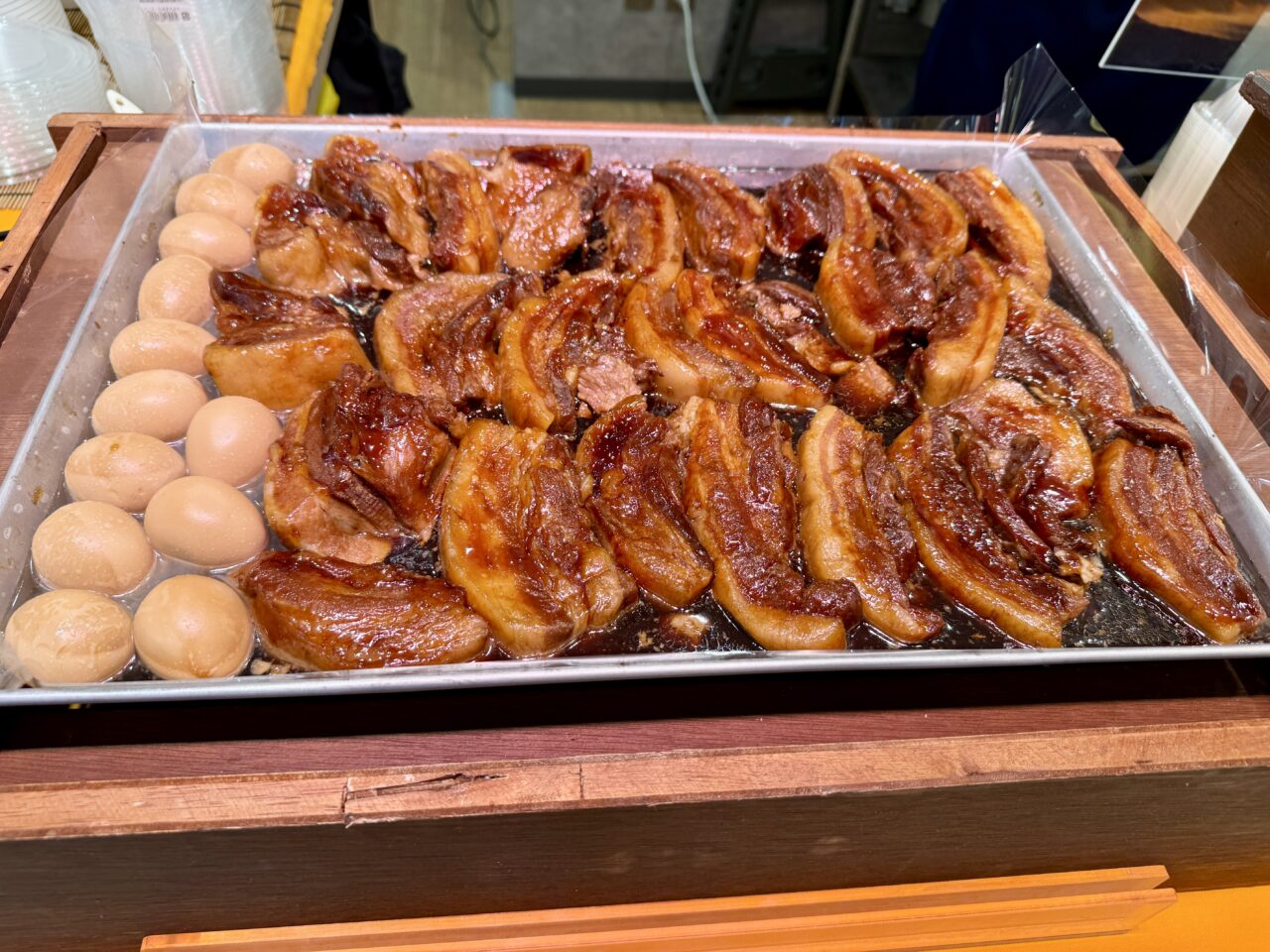 海老名マルイに出店中の堀口肉店で販売される赤城ポークの角煮と煮卵。とろけるような脂身と照りが食欲をそそる。