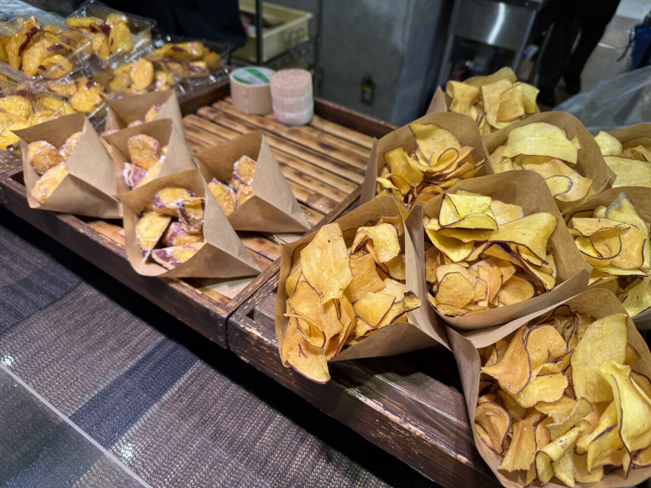 さつまいもチップスと芋けんぴなどが並ぶ販売台
