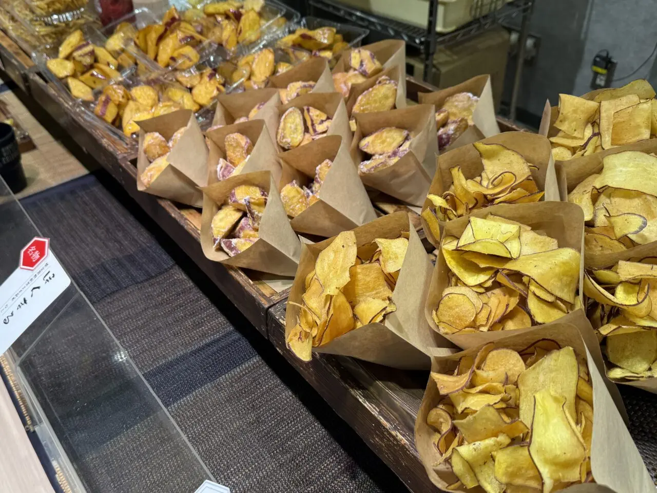 さつまいもチップスと芋けんぴなどが並ぶ販売台