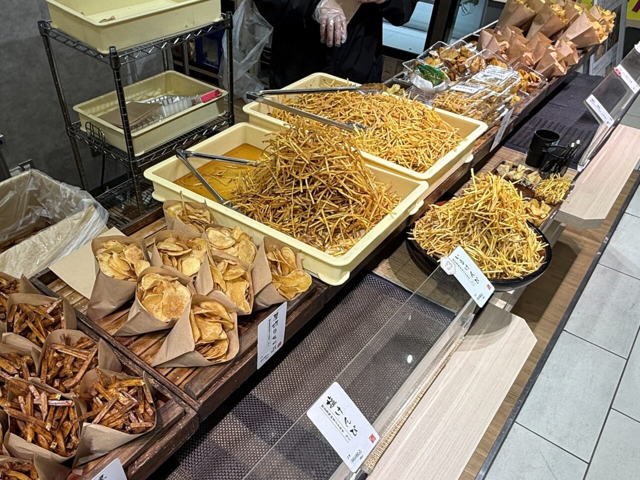 さつまいもチップスと芋けんぴなどが並ぶ販売台