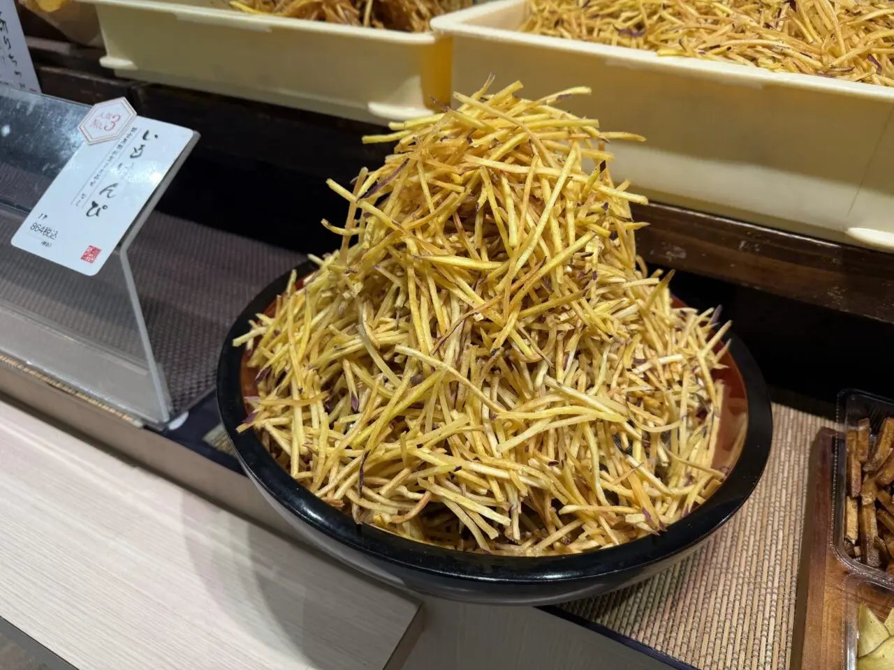 細切りの芋けんぴが山盛りに並ぶ様子