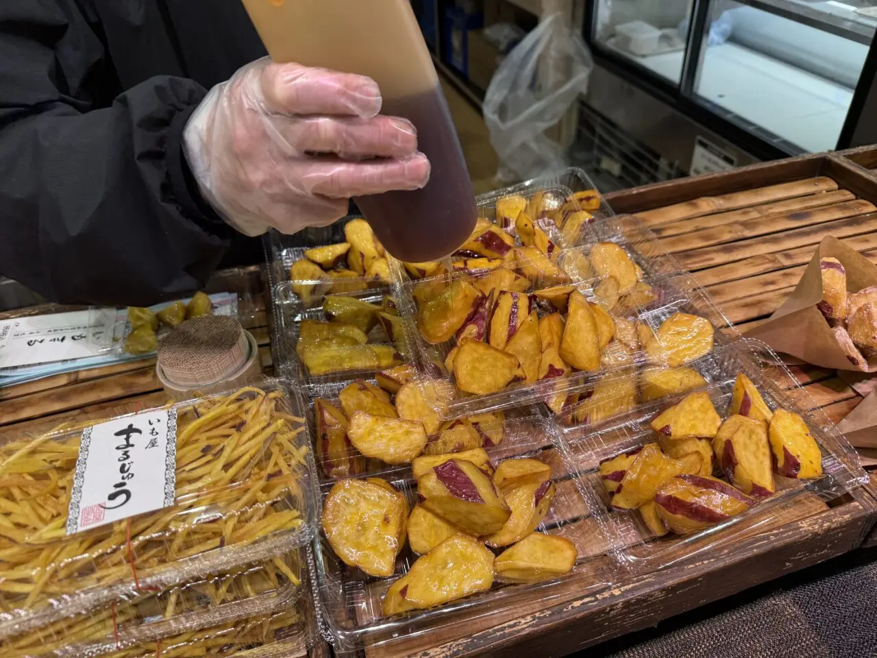 蜜芋に蜜を追いがけしている様子