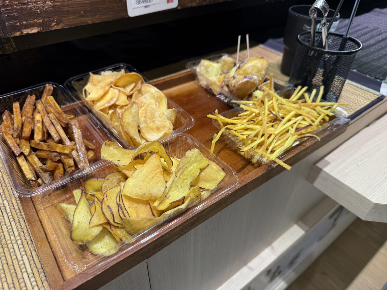 試食用に並ぶ芋チップスと芋けんぴ