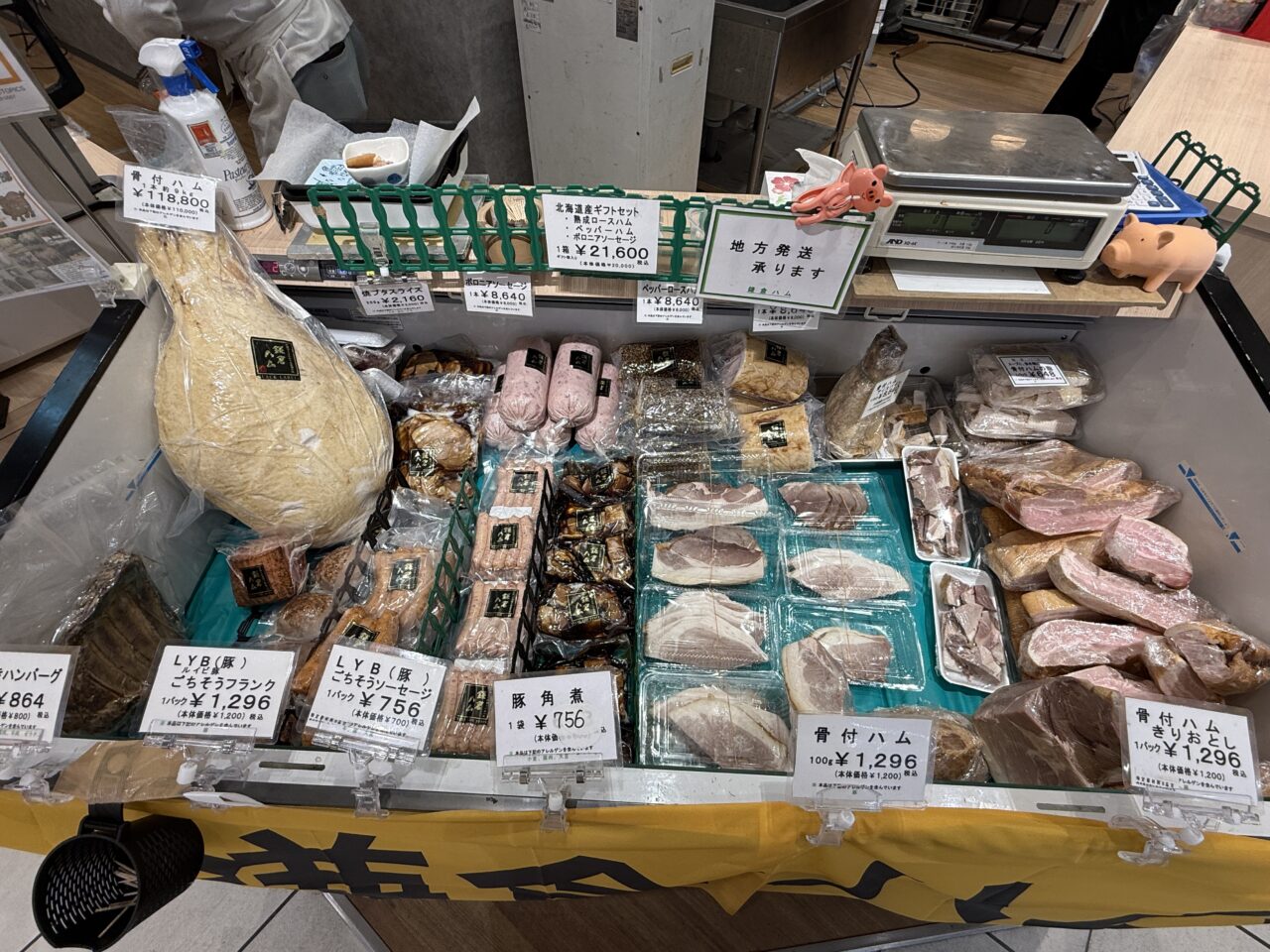 鎌倉ハムのハムやソーセージなど多種の商品が並ぶ販売カウンター