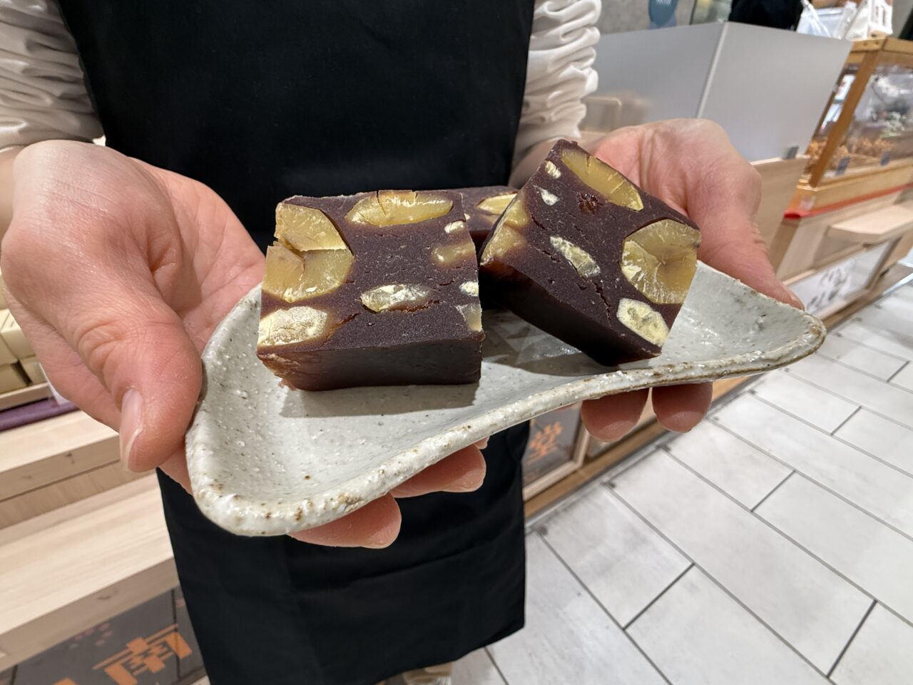 「みつ栗の月明かり」の羊羹部分と栗が一体化したなめらかな断面